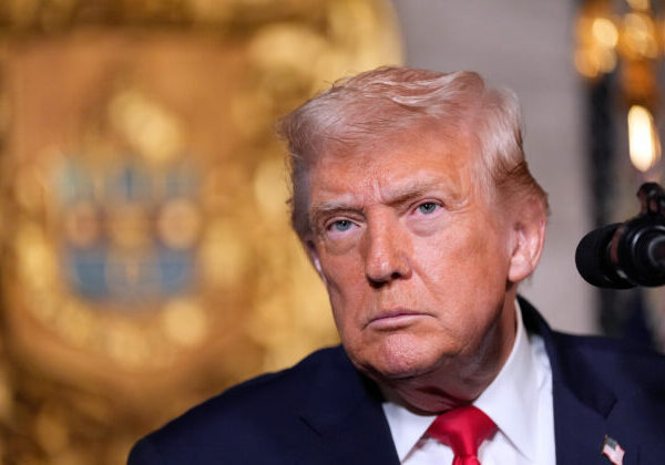 Nové dokumenty o Epsteinovi obsahujú viaceré zmienky o Trumpovi