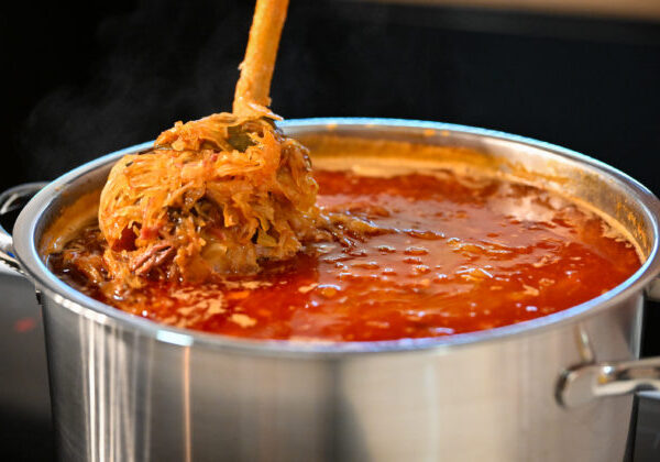 Ľudí bez domova na Štedrý deň pozval na slávnostný obed majiteľ reštaurácie v centre Trnavy