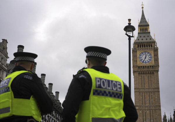 Po útoku na vitrínu s britskými korunovačnými klenotmi zatkli štyroch ľudí