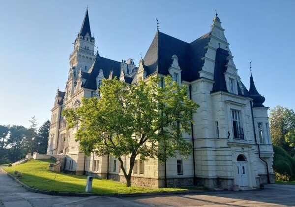 Do kaštieľa v Budmericiach zateká, v objekte prebiehajú nutné opravy a revitalizovať sa bude aj park