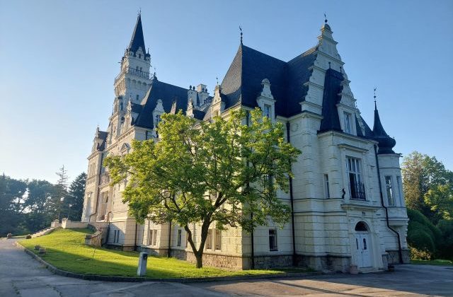 Do kaštieľa v Budmericiach zateká, v objekte…