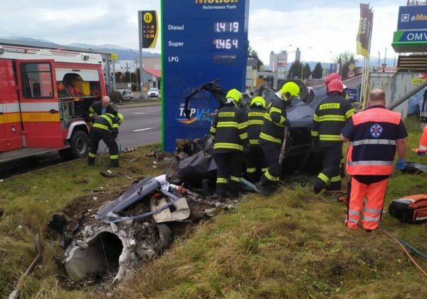 Tragická nehoda v Prievidzi, zdemolované auto ľudia dlho ignorovali – FOTO