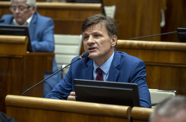 Najskôr treba ubrániť demokraciu, až potom sa hádať, odkazuje Hlina opozičným stranám – VIDEO