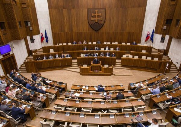 Pozmeňovací návrh nič nevyriešil, zrušenie Úradu na ochranu oznamovateľov je v rozpore s ústavou aj právom EÚ