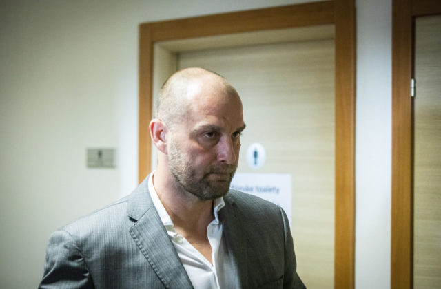 Proces s Norbertom Bödörom pokračuje čítaním listinných dôkazov, zamerané sú aj na svedka Slobodníka