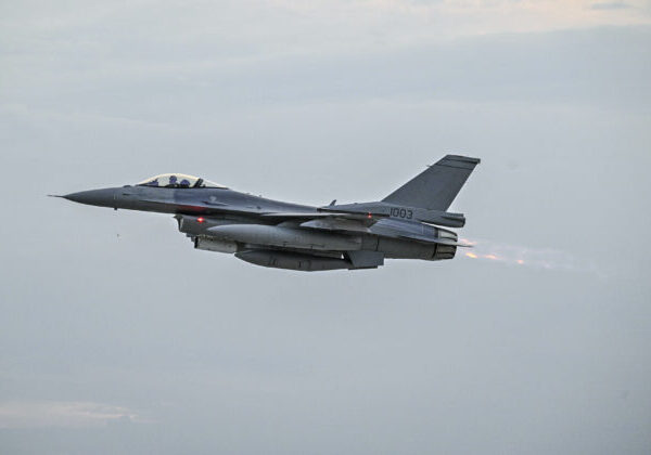 Stíhačky F-16 na vojenskom letisku v Kuchyni nepristáli, ich prílet musel byť odložený – VIDEO, FOTO