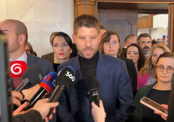 Opozícia kritizuje prelomenie Pellegriniho veta, hovorí o dokonaní diela skazy proti právnemu štátu – VIDEO