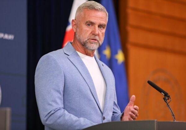 Gašpar obhajuje zmeny v Úrade na ochranu oznamovateľov, opozícia kritizuje skrátené konanie a hovorí o zneužívaní moci