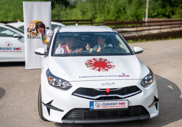 Giving Tuesday v Červenom nose – žiaci vytvorili nový outfit klaunských áut, aby potešili deti v nemocniciach