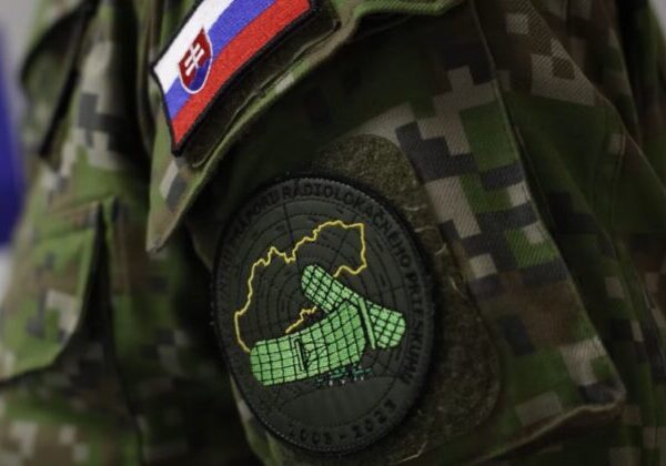 Vzdušný priestor treba chrániť aj počas Vianoc, Kaliňák navštívil vojakov počas sviatočnej služby – VIDEO