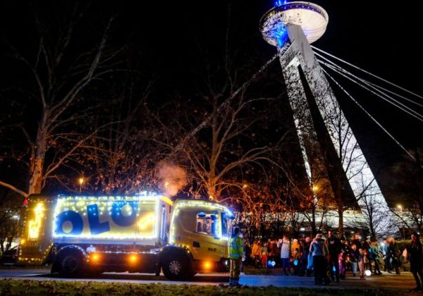 Vianočné smetiarske auto vyráža do ulíc hlavného mesta – FOTO