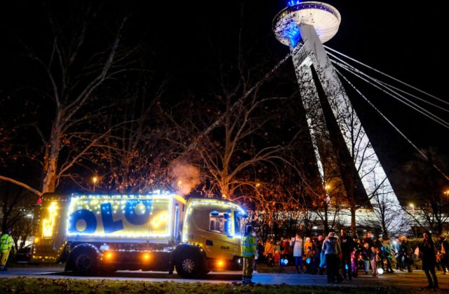 Vianočné smetiarske auto vyráža do ulíc hlavného mesta – FOTO