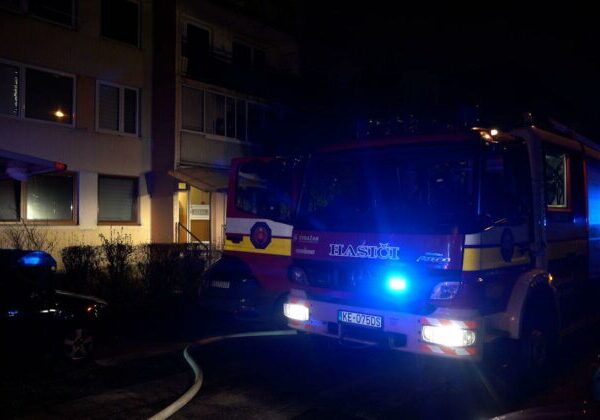 Požiar na desiatom poschodí bytového domu v Košiciach si vyžiadal jeden ľudský život – FOTO