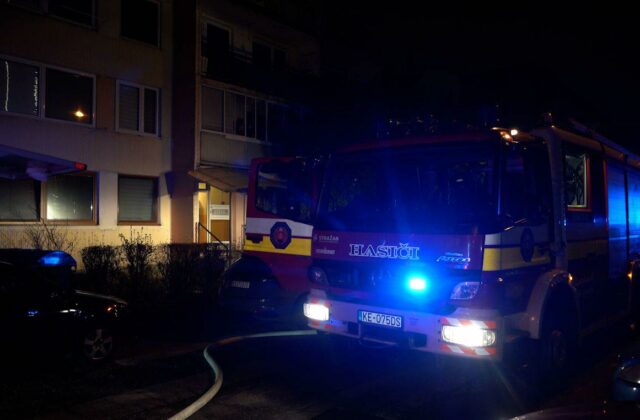 Požiar na desiatom poschodí bytového domu v Košiciach si vyžiadal jeden ľudský život – FOTO