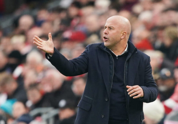 Slabé štandardky ničia nádeje Liverpoolu na prvú štvorku Premier League, myslí si kouč Arne Slot