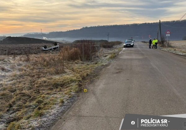 Tragická nehoda v okrese Prešov, vodič zišiel mimo cestu a auto skončilo prevrátené na streche – FOTO