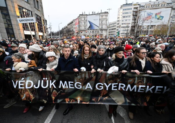 Desiatky tisíc Maďarov protestovali v Budapešti, žiadali odstúpenie Orbána pre prípady zneužívania detí – FOTO