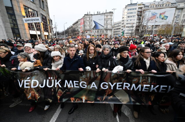 Desiatky tisíc Maďarov protestovali v Budapešti, žiadali odstúpenie Orbána pre prípady zneužívania detí – FOTO