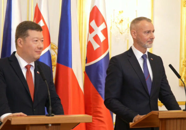 Predseda parlamentu Raši sa stretol s Okamurom, riešili česko-slovenské vzťahy aj Benešove dekréty – VIDEO