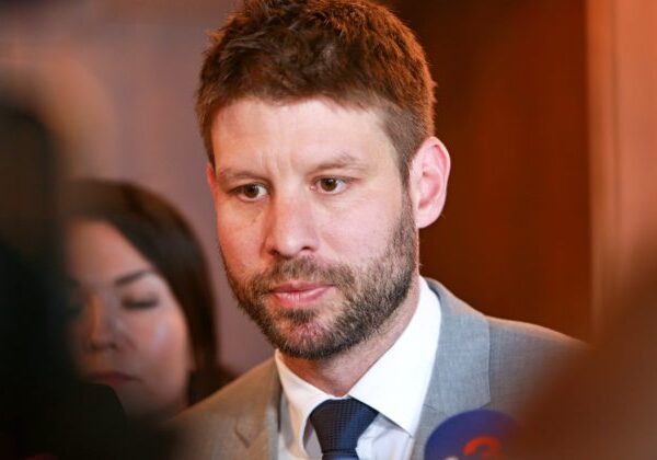 Šimečka kritizuje Fica za pohŕdanie parlamentom, z výboru pred európskym samitom podľa Marcinkovej zbabelo ušiel – VIDEO