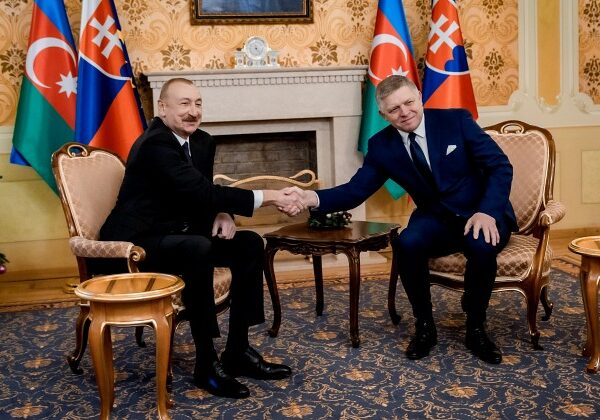 Fico sa stretol s prezidentom Azerbajdžanu, hovorili o rozvoji spolupráce v energetike aj obrannom priemysle – FOTO