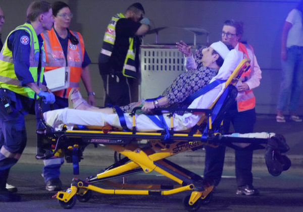 Streľba na pláži Bondi si vyžiadala 12 mŕtvych. Oslavujú hrdinu, ktorý zastavil útočníka – VIDEO, FOTO