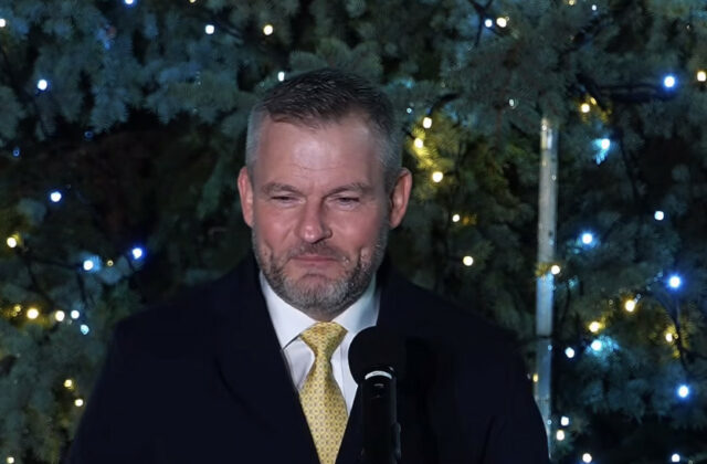 Pellegrini otvoril vianočné obdobie rozsvietením stromčeka, ocenil tvorbu detí a priblížil posolstvo pápeža – VIDEO