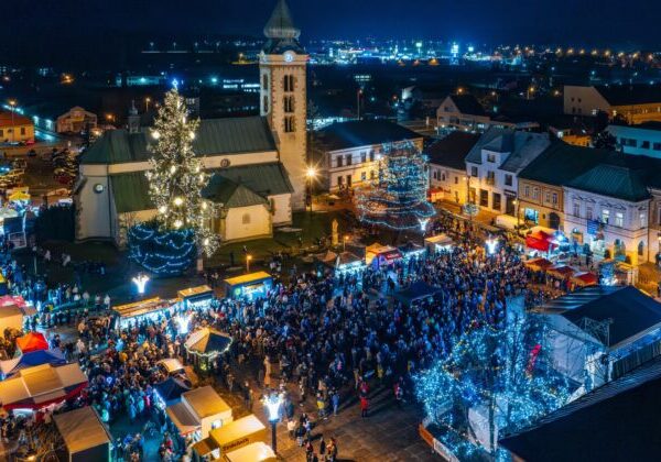 Liptovský Mikuláš prejde najväčšou sviatočnou premenou za roky, mesto zaplaví viac ako osem tisíc metrov svetelných reťazí – FOTO
