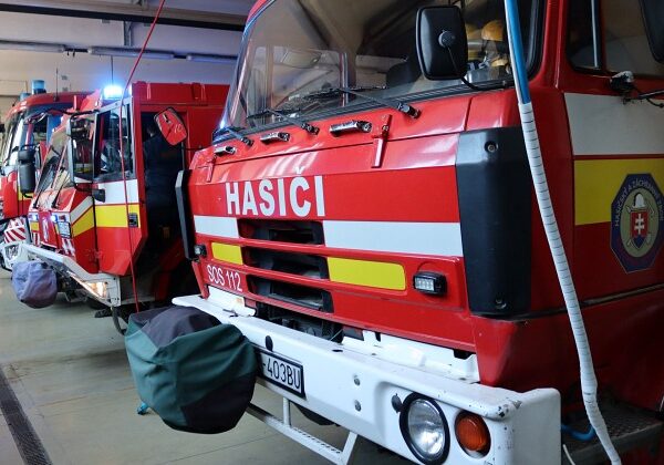 Hasiči zasahovali pri požiari v Staškove, mužovi vybuchla plynová bomba v rukách