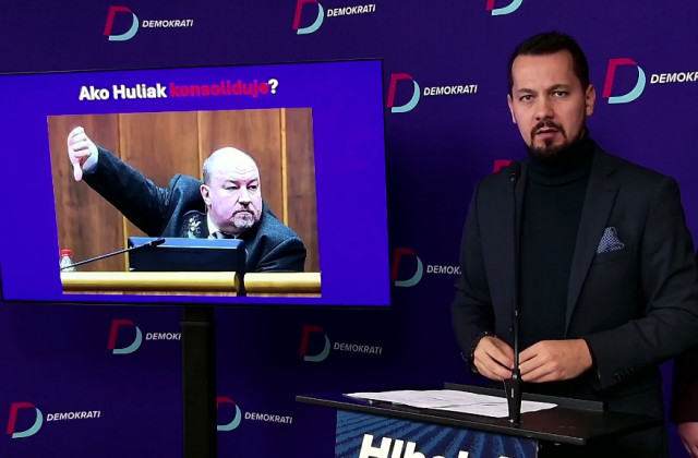 Demokrati upozorňujú na ďalších 600-tisíc eur. Huliaka sa pýtajú, v akých problémoch je ministerstvo – VIDEO