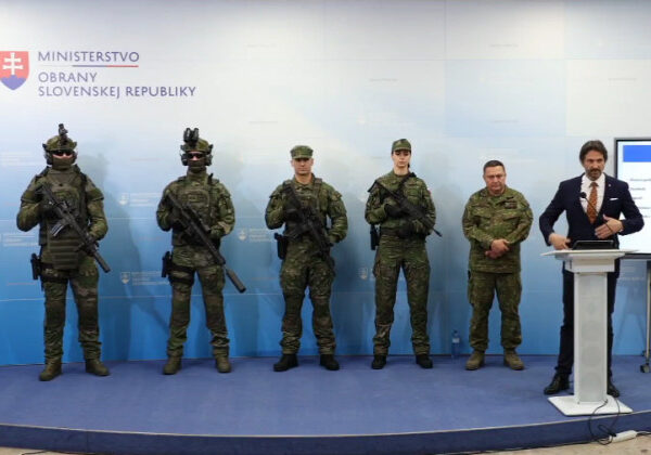 Kaliňák predstavil novú výstroj pre vojakov, pozostáva z približne 16 súčastí a je vyrobená na Slovensku – VIDEO