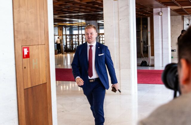 Progresívne Slovensko je podľa Barteka „nacucnuté“ na štátne peniaze, Kmec im prekazil biznis za stovky miliónov – VIDEO