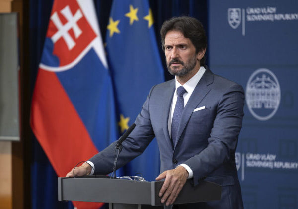 Slovenskú armádu dokáže podľa Kaliňáka prezbrojiť jedine Grand Power, vo výrobe vlastných zbraní vidí viacero výhod