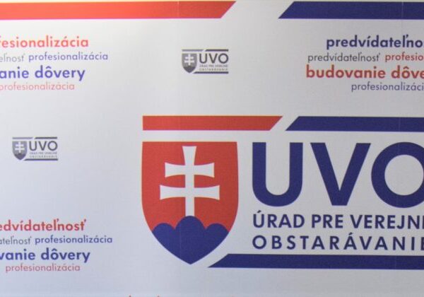 Úrad pre verejné obstarávanie robil sympózium v priestoroch dodávateľa, ktorému pomohol vyhrať spory