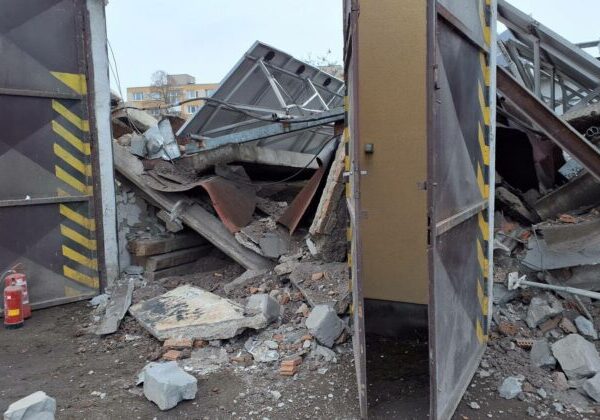 Vo Veľkých Kapušanoch sa v areáli firmy zrútila časť strechy, pod ruinami zomreli traja ľudia – FOTO