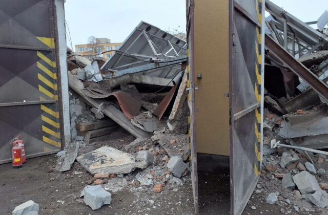 Vo Veľkých Kapušanoch sa v areáli firmy zrútila časť strechy, v objekte sa nachádzali osoby – FOTO