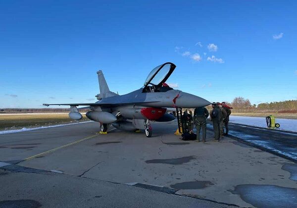 Tri stíhačky F-16 pristáli na vojenskom letisku v Kuchyni, Slovensko ich má už desať – VIDEO, FOTO