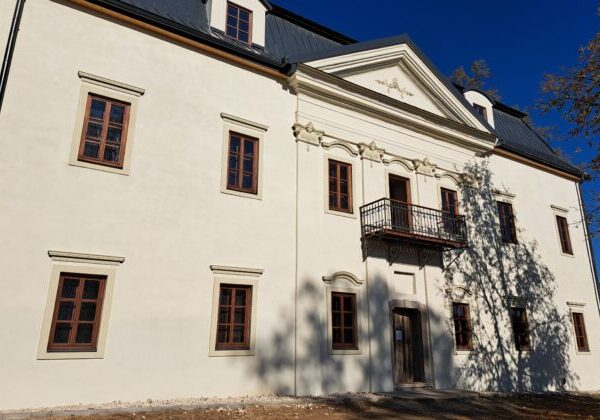 Kaštieľ v Toporci sa po desaťročiach chátrania vracia k svojej historickej podobe, obnovujú ho miestni nadšenci