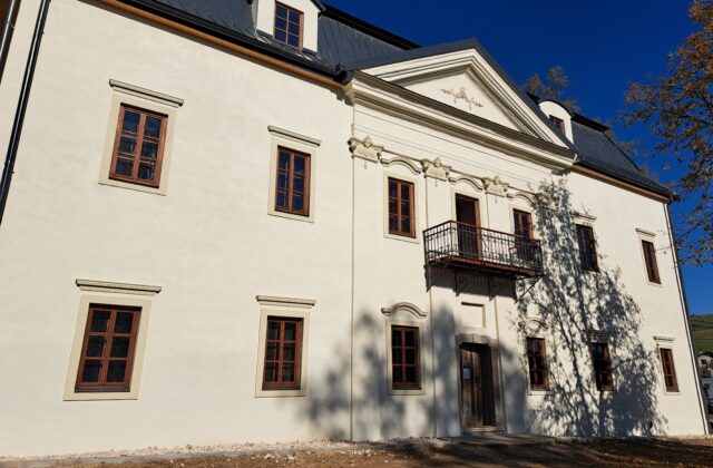 Kaštieľ v Toporci sa po desaťročiach chátrania vracia k svojej historickej podobe, obnovujú ho miestni nadšenci