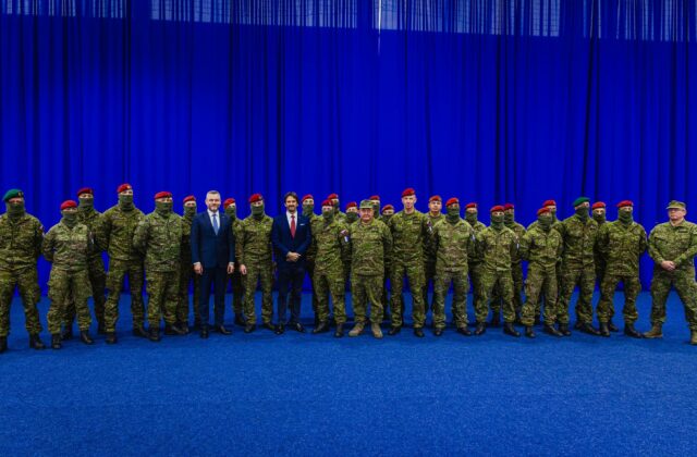 Pellegrini a Kaliňák navštívili slovenských vojakov v misii KFOR, prezident zapálil aj štvrtú adventnú sviečku – VIDEO, FOTO