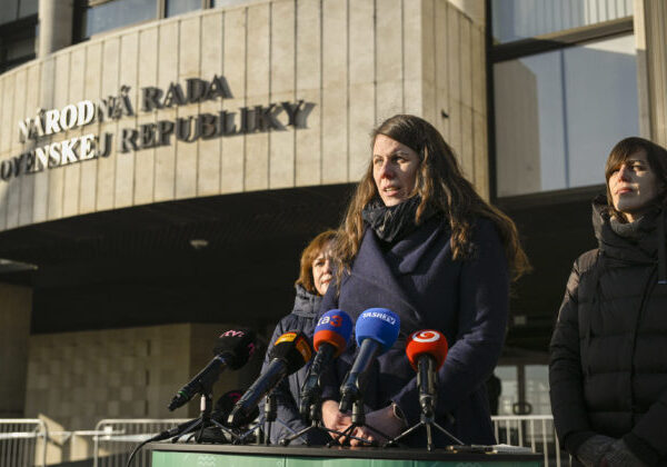 Návrh zákona o oznamovateľoch je aj po zmenách naďalej v rozpore s ústavou aj právom EÚ, varujú mimovládky