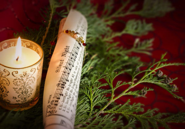 Najznámejšia vianočná pieseň je Tichá noc, už jej premiéra v kaplnke oberndorfského kostola mala veľký úspech