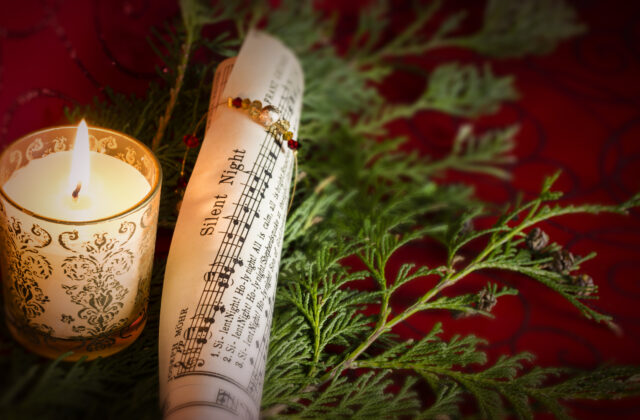 Najznámejšia vianočná pieseň je Tichá noc, už jej premiéra v kaplnke oberndorfského kostola mala veľký úspech