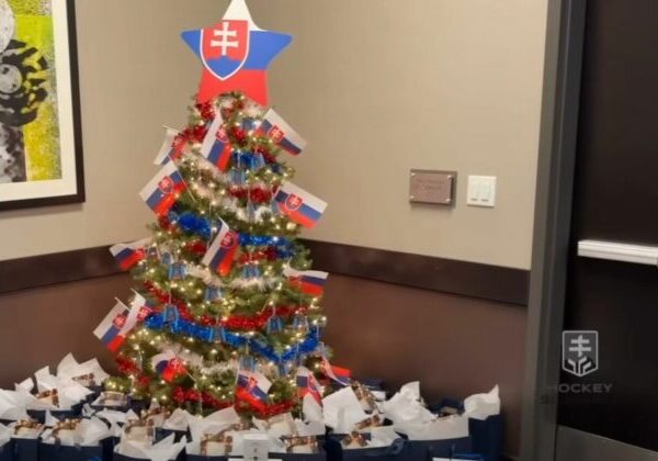 Darčeky, koleda aj tímový duch. Slovenská hokejová „dvadsiatka“ oslávila Štedrý deň v USA – VIDEO
