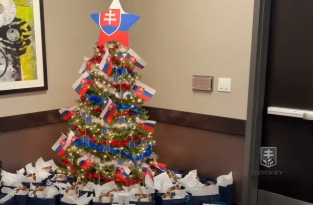Darčeky, koleda aj tímový duch. Slovenská hokejová „dvadsiatka“ oslávila Štedrý deň v USA – VIDEO