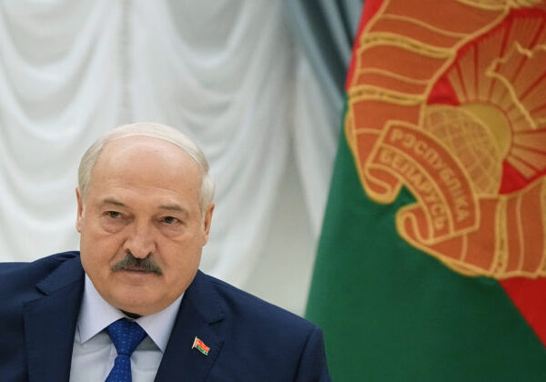 Lukašenko prepustil viac ako 100 politických väzňov vrátane nositeľa Nobelovej ceny Alesa Biaľackého