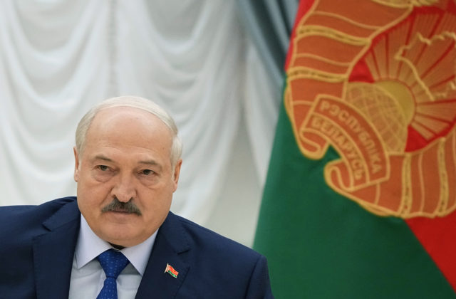 Lukašenko prepustil viac ako 100 politických väzňov vrátane nositeľa Nobelovej ceny Alesa Biaľackého