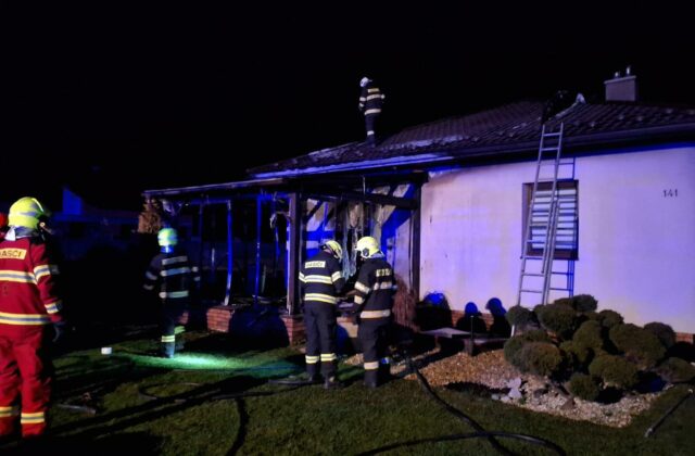 Od altánku začal horieť aj rodinný dom, hasiči zasahovali v okrese Svidník aj na druhý sviatok vianočný