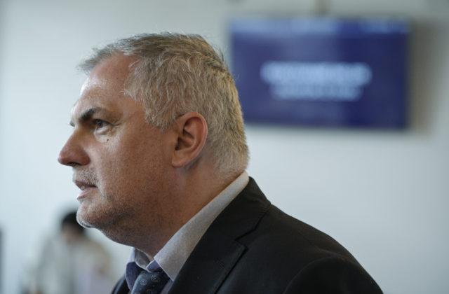 Michelko chce presadiť týždňové vylúčenie kolegov z pléna za rušenie schôdze