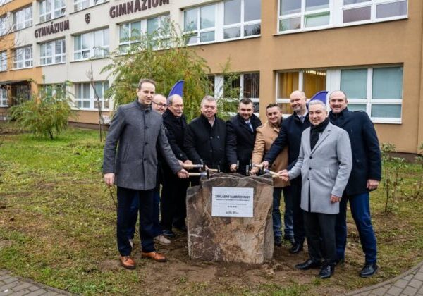 V Kráľovskom Chlmci bude nová krytá plaváreň, zástupcovia mesta a kraja poklepali základný kameň